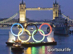 Гигантские олимпийские кольца проплыли по Темзе